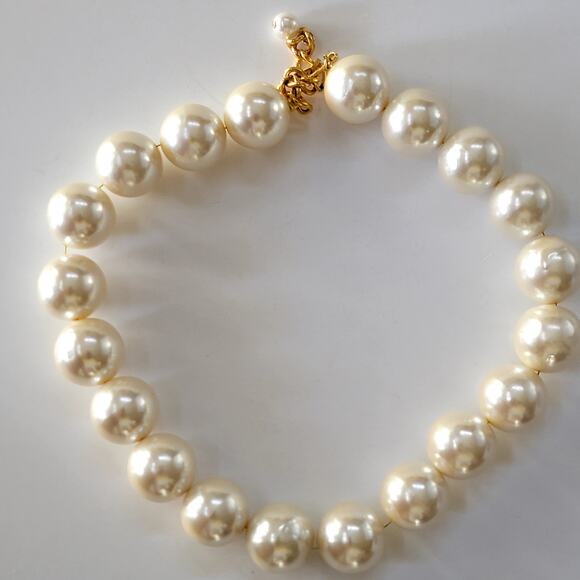 Elegant Large Faux Pearl Necklace with Gold Tone Clasp Classic Vintage Jewelry - Picture 3 of 10